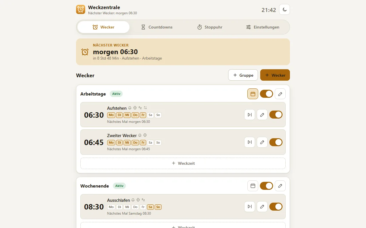 Die Weckzentrale am Computer Weckzentrale im Browser am PC in der breiten Ansicht: Reiter Wecker, Countdowns, Stoppuhr und Einstellungen oben, darunter die Karte „Nächster Wecker“ und die Gruppen Arbeitstage und Wochenende