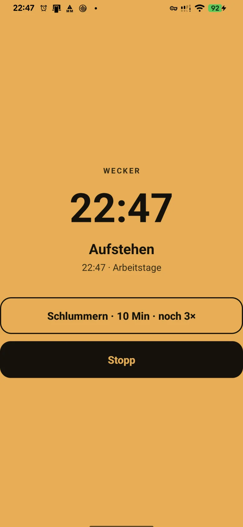 Der Weckbildschirm der Android-App erscheint über dem Sperrbildschirm Weckbildschirm der Android-App: Uhrzeit 22:47, Wecker „Aufstehen“, Schaltflächen Schlummern und Stopp