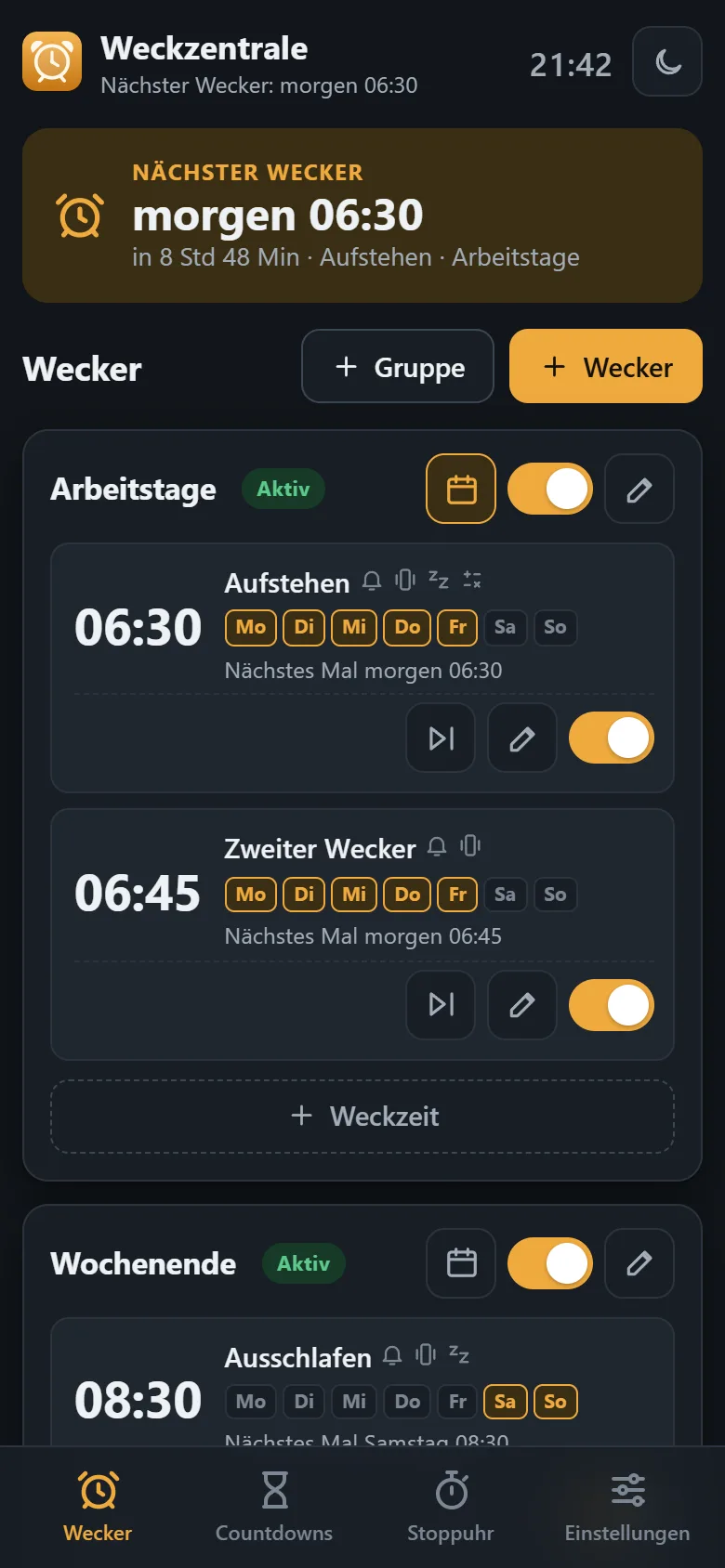 Dunkles Design der Weckzentrale Weckzentrale im dunklen Design: Wecker-Übersicht mit nächstem Wecker und Gruppen auf dunklem Grund