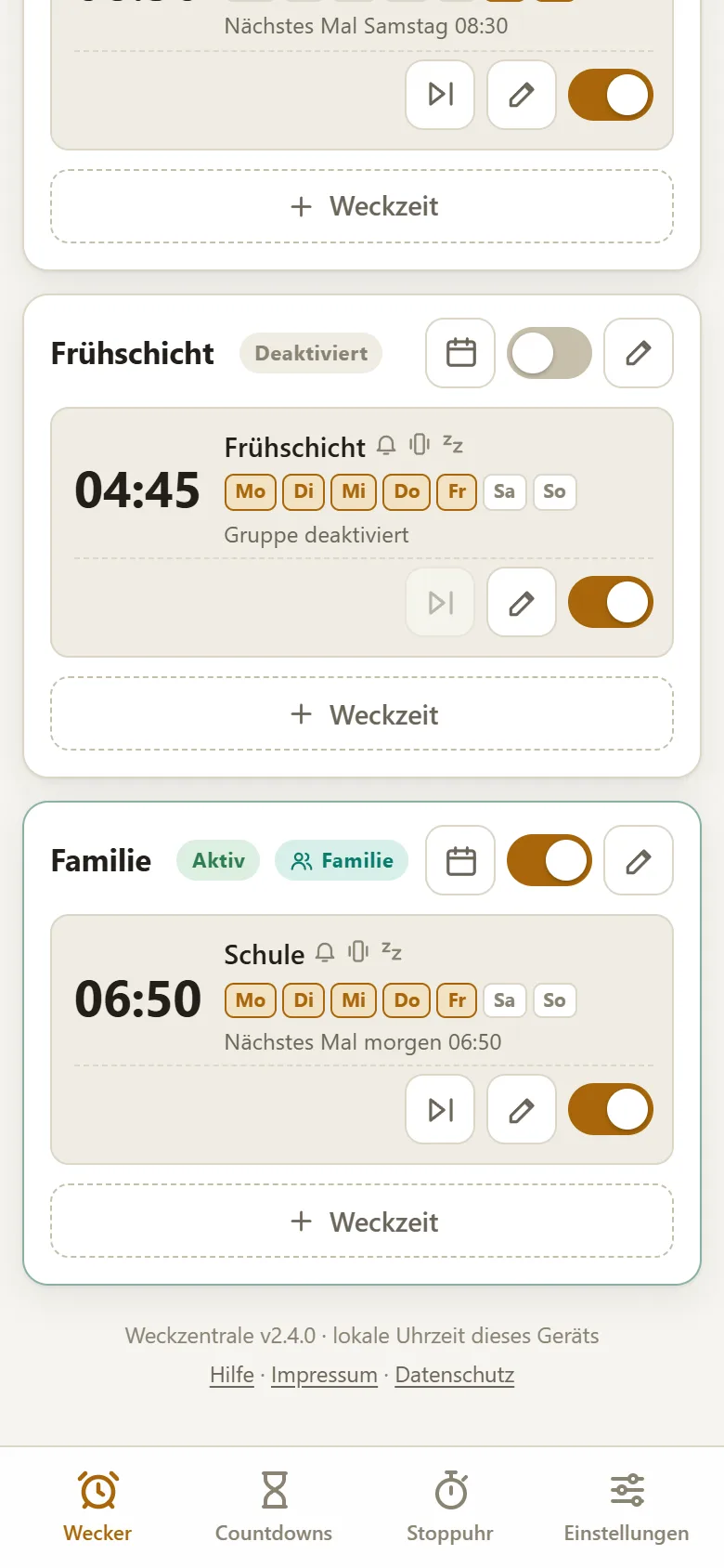 Wecker-Gruppe im Bereich Familie Weckzentrale: Wecker-Gruppe im gemeinsamen Bereich „Familie“ mit Abzeichen und dem Wecker „Schule“ um 06:50 Uhr
