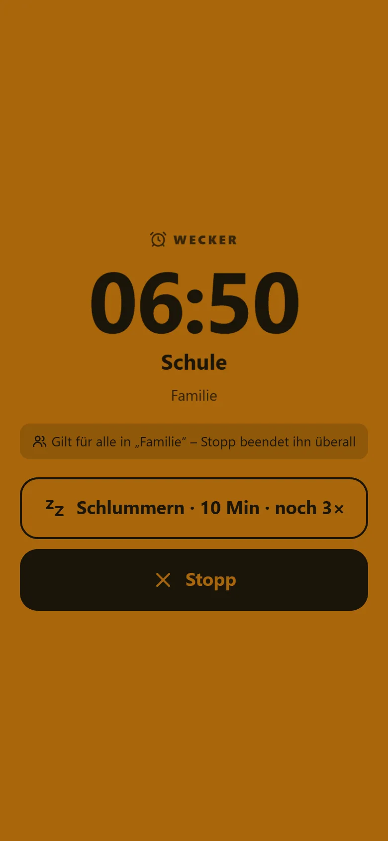 Gemeinsamer Wecker klingelt Klingel-Bildschirm der Weckzentrale für den gemeinsamen Wecker „Schule“ mit dem Hinweis, dass Stopp ihn für alle im Bereich Familie beendet