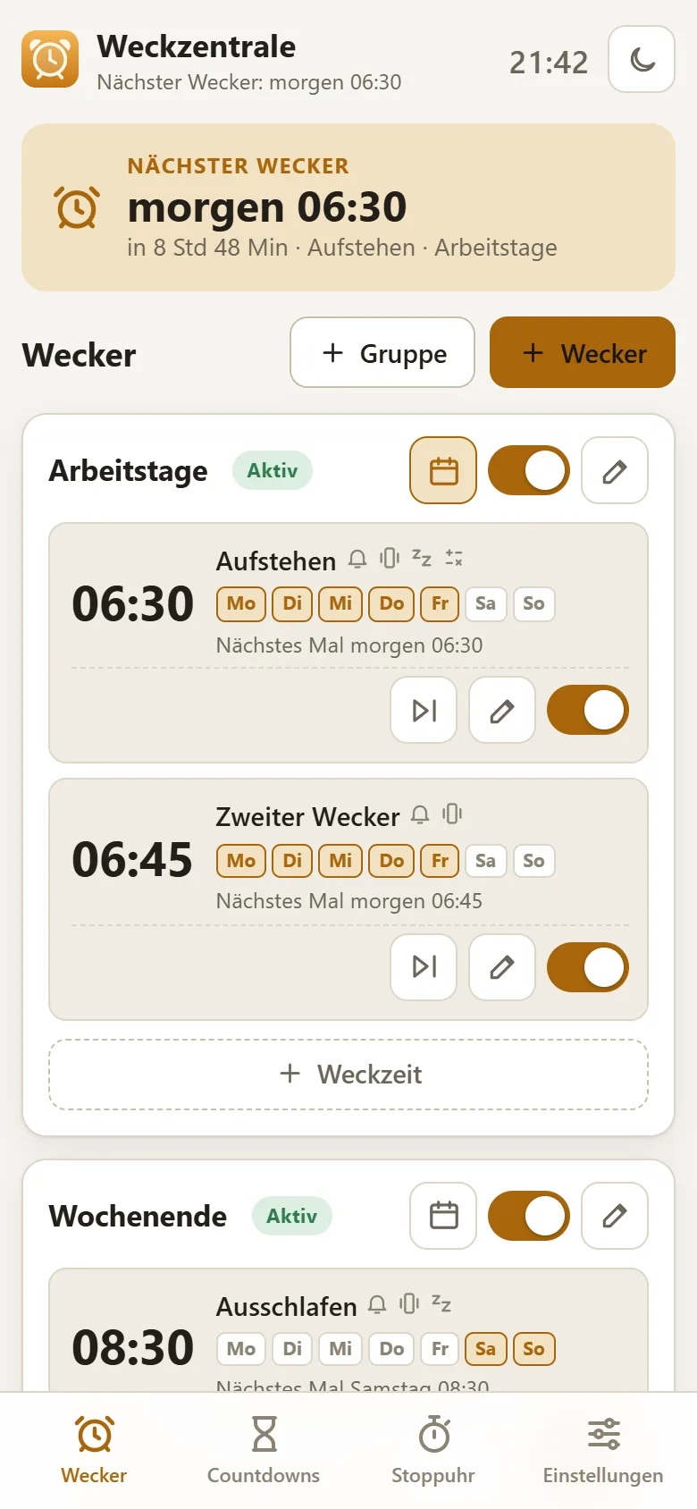 Wecker-Übersicht mit Gruppen Weckzentrale: Wecker-Übersicht mit der Karte „Nächster Wecker“ und den Gruppen Arbeitstage und Wochenende mit ihren Weckzeiten