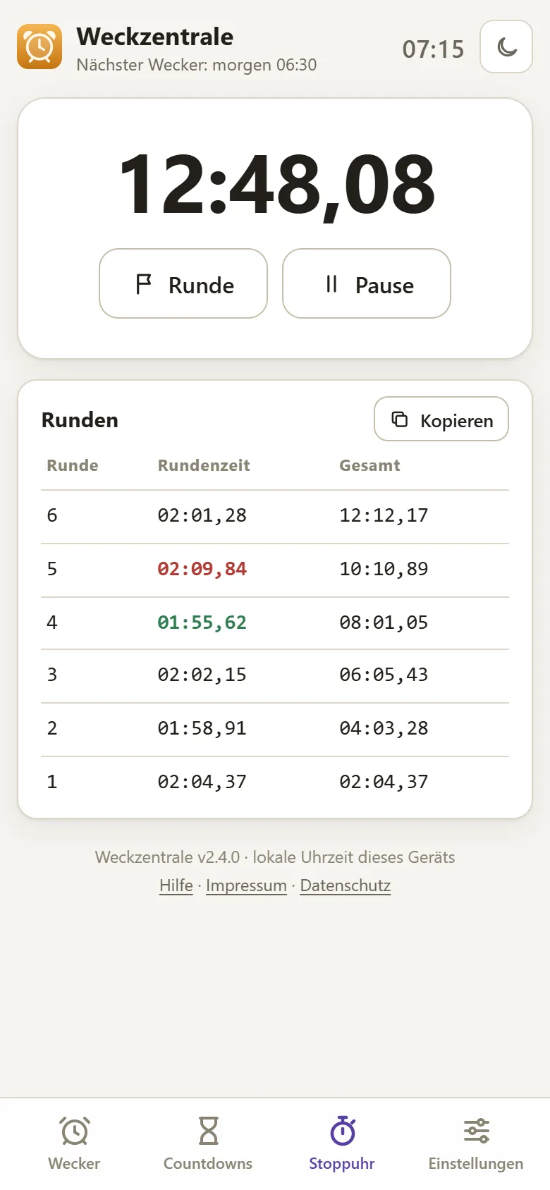 Stoppuhr mit Rundenzeiten Stoppuhr der Weckzentrale mit laufender Zeit und einer Tabelle aus sechs Runden mit Rundenzeit und Gesamtzeit, schnellste und langsamste Runde farbig hervorgehoben