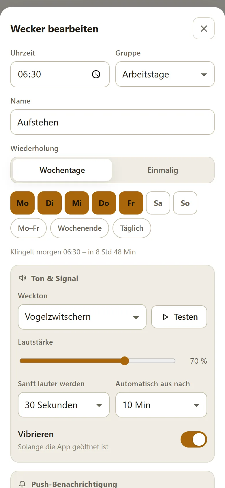 Wecker mit Wochentagen einstellen Weckzentrale: Dialog „Wecker bearbeiten“ für den Wecker „Aufstehen“ mit Uhrzeit 06:30, Gruppe Arbeitstage, den Wochentagen Montag bis Freitag und der Vorschau „Klingelt morgen 06:30 – in 8 Std 48 Min“